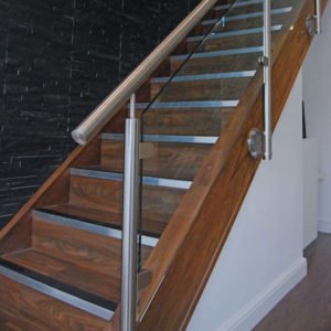 Cầu thang lan can inox kính 2